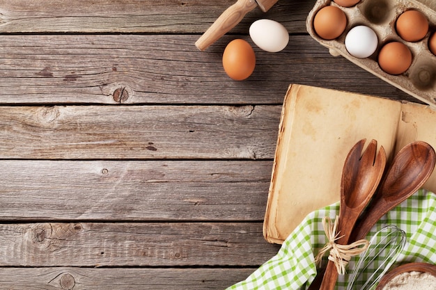 Кухонный стол с ингредиентами и кулинарной книгой